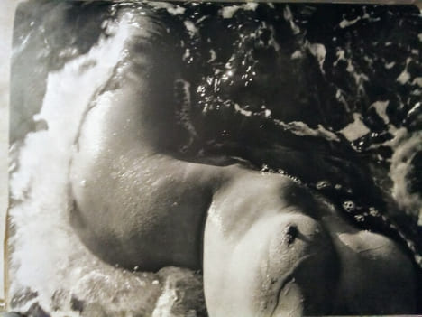 Née de la Vague.. CLERGUE (Lucien)