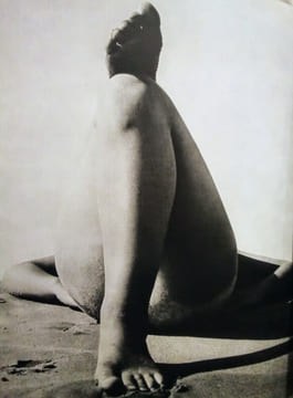 Née de la Vague.. CLERGUE (Lucien)