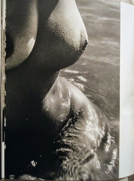 Née de la Vague.. CLERGUE (Lucien)