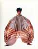 Issey Miyake (d&eacute;dicac&eacute; &agrave; Sonia Rykiel). PENN IRVING (1917-2009)