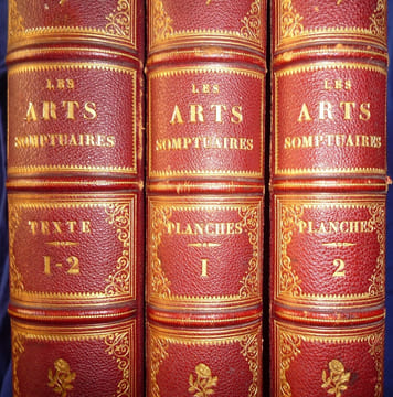 LES ARTS SOMPTUAIRES
Histoire du costume et de l'ameublement et des arts et industries qui s'y rattachent
. HANGARD-MAUGE
Ch. LOUANDRE