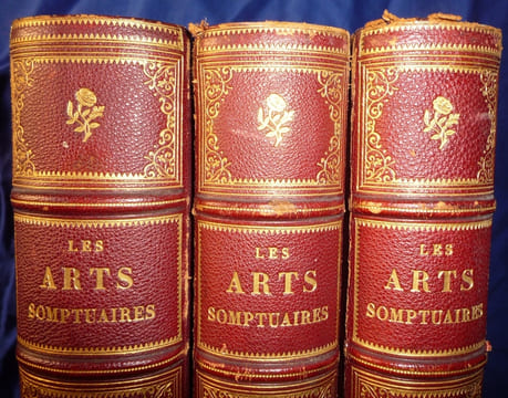 LES ARTS SOMPTUAIRES
Histoire du costume et de l'ameublement et des arts et industries qui s'y rattachent
. HANGARD-MAUGE
Ch. LOUANDRE