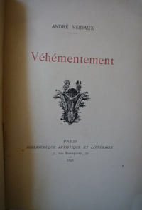 Véhémentement