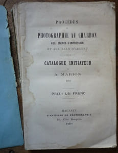 Procédés de photographie au charbon, aux encres d'impression et aux sels d'argent.