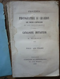 Procédés de photographie au charbon, aux encres d'impression et aux sels d'argent.