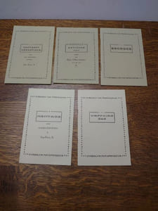 Cinq volumes de la collection "Les Astéronymes" : 1) Document hermétique, avec une présentation attribuée à Jean Ferry, S. 2) Sophocle, Antigone, fragment, traduit par Roger Gilbert-Lecomte avec des vers de... 3) Escrocs. 4) L'affaire Ébé. 5) Montage, avec un indice d'attribution à Jean Ferry, S.
