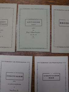Cinq volumes de la collection "Les Astéronymes" : 1) Document hermétique, avec une présentation attribuée à Jean Ferry, S. 2) Sophocle, Antigone, fragment, traduit par Roger Gilbert-Lecomte avec des vers de... 3) Escrocs. 4) L'affaire Ébé. 5) Montage, avec un indice d'attribution à Jean Ferry, S.