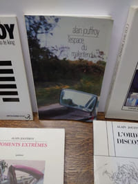 Cinq volumes de cet auteur dont quatre avec envoi. 