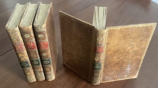 Théâtre du monde, où, par des exemples tirés des Auteurs anciens et modernes, les vertus et les vices sont mis en opposition[...] Ouvrage dédié à la Reine, et orné de très-belles gravures, d'après les dessins de MM. Moreau le jeune et Marillier. 