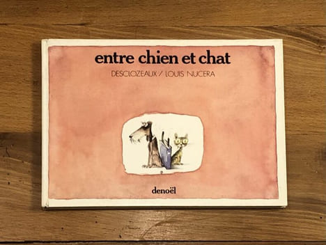 Entre chien et chat. Envoi, dessin signé. . Jean-Pierre DESCLOZEAUX, Louis NUCERA.