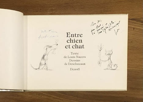 Entre chien et chat. Envoi, dessin signé. . Jean-Pierre DESCLOZEAUX, Louis NUCERA.