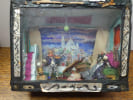 Amusant et insolite diorama r&eacute;alis&eacute; en papier, carton, tissu et mat&eacute;riaux divers, avec en fond une gouache figurant une vue de Montmartre et montrant ...