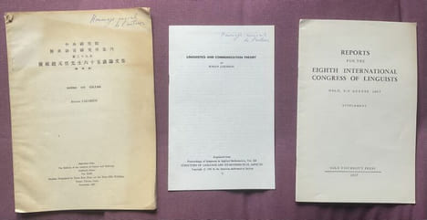 Ensemble de 10 plaquettes diverses, dont 6 avec envoi de l'auteur. . JAKOBSON Roman.
