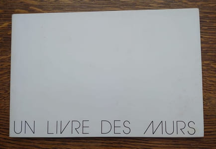 Un livre des murs. 
