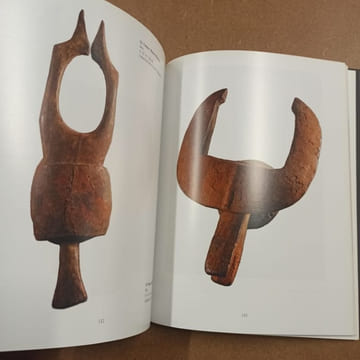 Vaca bruto, du quotidien au sacré : taureaux d'Afrique Noire. LARROQUE, Olivier - NOUGAREDE, Martine