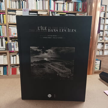 L'île dans les îles - The Island in the Isles . MERIEL, Olivier - POIREY, Sophie - VANNIER, Pascal