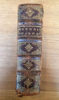 Dispensatorium medicum, continens Institutionum pharmaceuticarum, libros 5. De materia medica, libros 3. Pharmacopoeam itidem siue antidotarium varium & absolutissimum, auctore Ioanne Renodaeo medico Parisiensi regio. Nunc cum triplici indice editum.
