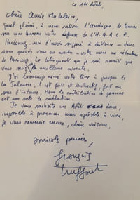 Lettre autographe signée. Sans lieu, ni date « 1er août » [1977]. 1 page in-4, au dos d’une grande carte illustrée.