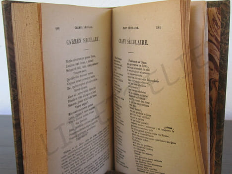 Les auteurs latins expliqués par deux traductions françaises. HORACE ODES ET ÉPODES. Collectif. expliqué littéralement par M.ESOMMER, traduit en ...
