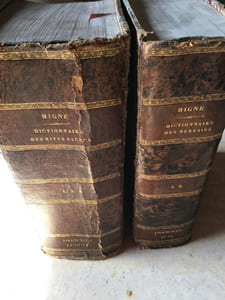 -DICTIONNAIRE DES HERESIES -. des erreurs et des schismes ou mémoires(pour servir a l'histoire)des égarements de l'esprit humain(par rapport a la religion chrétienne).
-DICTIONNAIRE DES CEREMONIE ET DES RITES SACRES-
Le tout d'après la liturgie romaine.