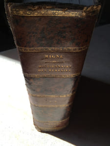 -DICTIONNAIRE DES HERESIES -. des erreurs et des schismes ou mémoires(pour servir a l'histoire)des égarements de l'esprit humain(par rapport a la religion chrétienne).
-DICTIONNAIRE DES CEREMONIE ET DES RITES SACRES-
Le tout d'après la liturgie romaine.