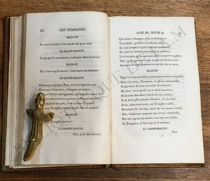 LES TEMPLIERS TRAGÉDIE, PAR M. RAYNOUARD SUIVIE DE L'EXTRAIT DE LA TRAGÉDIE ESPAGNOLE DES TEMPLIERS, PAR PEREZ DE MONTALBAN.
AVEC LE PORTRAIT DU ...