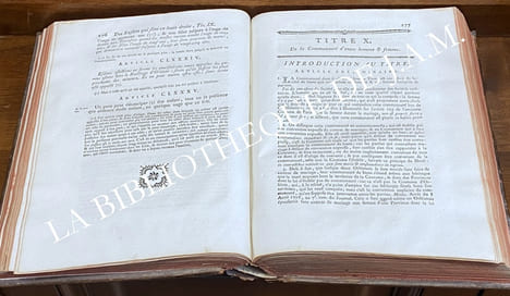 COUTUMES DES DUCHÉ, BAILLIAGE ET PRÉVÔTÉ D’ORLÉANS, ET RESSORTS D’ICEUX, Avec une Introduction Générale auxdites Coutumes, & des Introductions ...