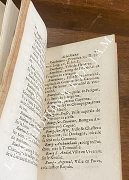 L'ALPHABET DE FRANCE - L'ALPHABET DES ABBAYES DE FRANCE.
. DU-VAL- Pierre.
GÉOGRAPHE ORDINAIRE DU ROY.