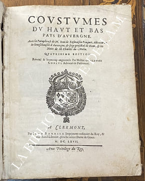 Coutumes du haut et bas pays d’Auvergne.
Quatrième édition revue et beaucoup augmentée.. Consul - Guillaume .
avocat au Parlement de Clermont.