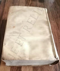 SOMME RURAL OU LE GRAND COUTUMIER GÉNÉRAL DE PRATIQUE CIVIL et CANON / COMPOSE PAR Mr IEAN-BOUTEILLER
CONSEILLER DU ROI EN SA COUR DE PARLEMENT, REVU ET CORRIGÉ SUR L'EXEMPLAIRE MANUSCRIT, ILLUSTRÉ DE COMMENTAIRES & ANNOTATIONS, ENRICHIE DE PLUSIEURS ORDONNANCES ROYAUX, ARRÊTS DES COURS SOUVERAINES, SINGULIÈRE ANTIQUITÉS & NOTABLE DÉCISIONS DU DROIT ROMAIN & AUTRES OBSERVATIONS.
PAR LOUIS CHARDONAS LE CARON JURISCONSULTE PARISIEN.
ENSEMBLE TROIS INDICES DES TITRES OU RUBRIQUES, CHAPITRES & MATIÈRES TRAITÉES TANT EN LA DITE SOMME QU'EN COMMENTAIRES & ANNOTATIONS.