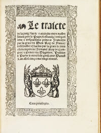 Paris, J. Niverd, 1529.
In-4 de (4) ff. à 20 l. ; maroquin rouge, plats ornés de la dentelle au Pélican, dos à nerfs orné d’un décor à la grotesque, doublure de maroquin rouge ornée de la même dentelle, double filet sur les coupes, tranches dorées. Chambolle-Duru.
174 x 128 mm.
PREMIERE EDITION CITEE PAR Bechtel (T. 104).
Précieux exemplaire de cette édition de la « Paix de Cambrai ou Paix des Dames » qui mit fin au conflit opposant la France au reste de l’Europe.
La paix fut signée par Louise de Savoie, mère de François Ier et Marguerite d’Autriche, tante de Chasles-Quint, le 5 août 1529. La France abandonnait Asti et le royaume de Naples, la Flandre, l'Artois et le Charolais, mais gardait la Bourgogne et la Picardie.
Le titre est orné d’un encadrement renaissance et des armes royales, le verso est illustré de quarte gravures sur bois de facture lyonnaise, légèrement ombrées, très affinées dans le détail.
CELEBRE ET SPLENDIDE EXEMPLAIRE DE FERNAND COLOMB, FILS DE CHRISTOPHE COLOMB, qui réunit en son temps une bibliothèque somptueuse, acheté en 1885 par le Baron Pichon qui imposa à son relieur - Chambolle Duru - la reliure au Pélican.
L'exemplaire comporte cette note manuscrite du Baron « L'exemplaire du Traicté de Cambray vendu 400 F Ruggieri en 1873 n° 219 était l’édition connue de Nicolas Basin à Paris. Celle-ci que je crois lyonnaise porte le nom de François Ier avant celui de Charles Quint et n'est citée nulle part à moins que celle grand in-8 (indiquée par Brunet) ne soit la même. Ce volume-ci est cependant bien in-4. B.J.P. Ex. de Fernand Colomb acheté en 1885 ».
Précieux exemplaire : de la première édition décrite par Bechtel, d’un ouvrage historique infiniment rare, dans la fameuse reliure « au Pélican » exécutée par Chambolle-Duru pour le baron Pichon, et ayant appartenu à Fernand Colomb, fils de Christophe Colomb, vendu 25 000 € le 5 mai 2002.
Fernand Columbus (1488-1539), fils du découvreur du Nouveau Monde, accompagna son père lors de son quatrième voyage en Amérique entre 1502 et 1504. Après sa mort, il rentra en Espagne, puis voyagea dans toute l’Europe et constitua une bibliothèque de plus de 15 000 livres. Elle fut confiée à la bibliothèque de la cathédrale Saint-Paul de Séville. Négligée, comme tant d’autres durant les XVIe et XVIIe siècles, elle fut inventoriée en 1684 : son contenu avait alors diminué de 10 000 volumes pour n'en plus compter qu'environ 5 000.
Les livres de cette provenance sont extrêmement rares sur le marché.
Provenance : Fernand Colomb (d’après la note du Baron Pichon) ; Baron Pichon (n° 1218) (note de sa main, ex-libris) ; Charles Van Der Elst, président de la société royale des bibliophiles belges (ex-libris).