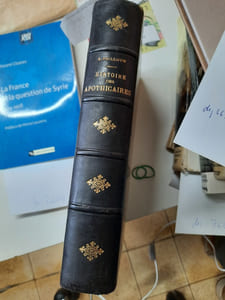 Histoire des apothicaires chez les principaux peuples du monde depuis les temps les plus reculés ; (Paris, à la direction de publicité médicale, 1853. In8 broché, VII, 452 pages)
suivi du
centenaire de la société libre des pharmaciens de Rouen et de la Seine inférieure célébré à Rouen le 18 mai 1902 (ed. A. LESTRINGANT, libraire, 1902)(100 pages; illustrations)