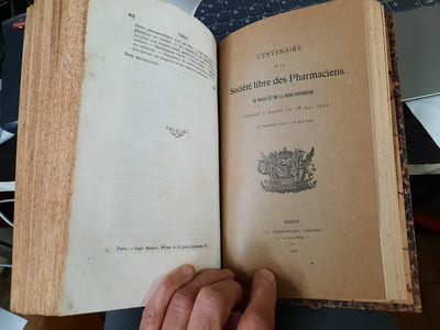 Histoire des apothicaires chez les principaux peuples du monde depuis les temps les plus reculés ; (Paris, à la direction de publicité médicale, 1853. In8 broché, VII, 452 pages)
suivi du
centenaire de la société libre des pharmaciens de Rouen et de la Seine inférieure célébré à Rouen le 18 mai 1902 (ed. A. LESTRINGANT, libraire, 1902)(100 pages; illustrations)