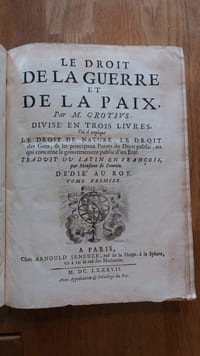 Droit de la Guerre et de la Paix, Divise en Trois Livres. Ou il Explique Le Droit De Nature, Le Droit des Gens, & Les Principaux Points du Droit Public, Ou qui Concerne le Gouvernement Public d'un Etat. Traduit Du Latin En Francois, Par Monsieur de Courtin. En 2 volumes
