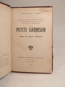 Petite Garnison. Roman de moeurs militaires. Conseil de guerre de Metz (33e division), seul compte-rendu officiel des débats des 9, 10 et 11 nomvembre 1903.