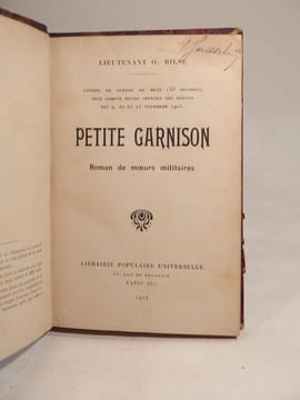 Petite Garnison. Roman de moeurs militaires. Conseil de guerre de Metz (33e division), seul compte-rendu officiel des débats des 9, 10 et 11 nomvembre ...