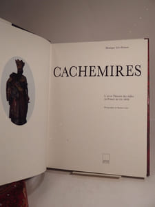Cachemires. L'art et l'histoire des châles en France au XIXe siècle. Photographies de Massimo Listri.